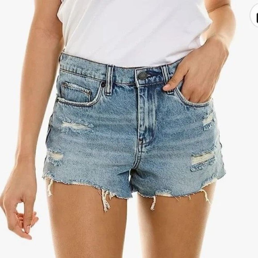 BLANK NYC Ladies The Astor distressed cutoff shorts size 31